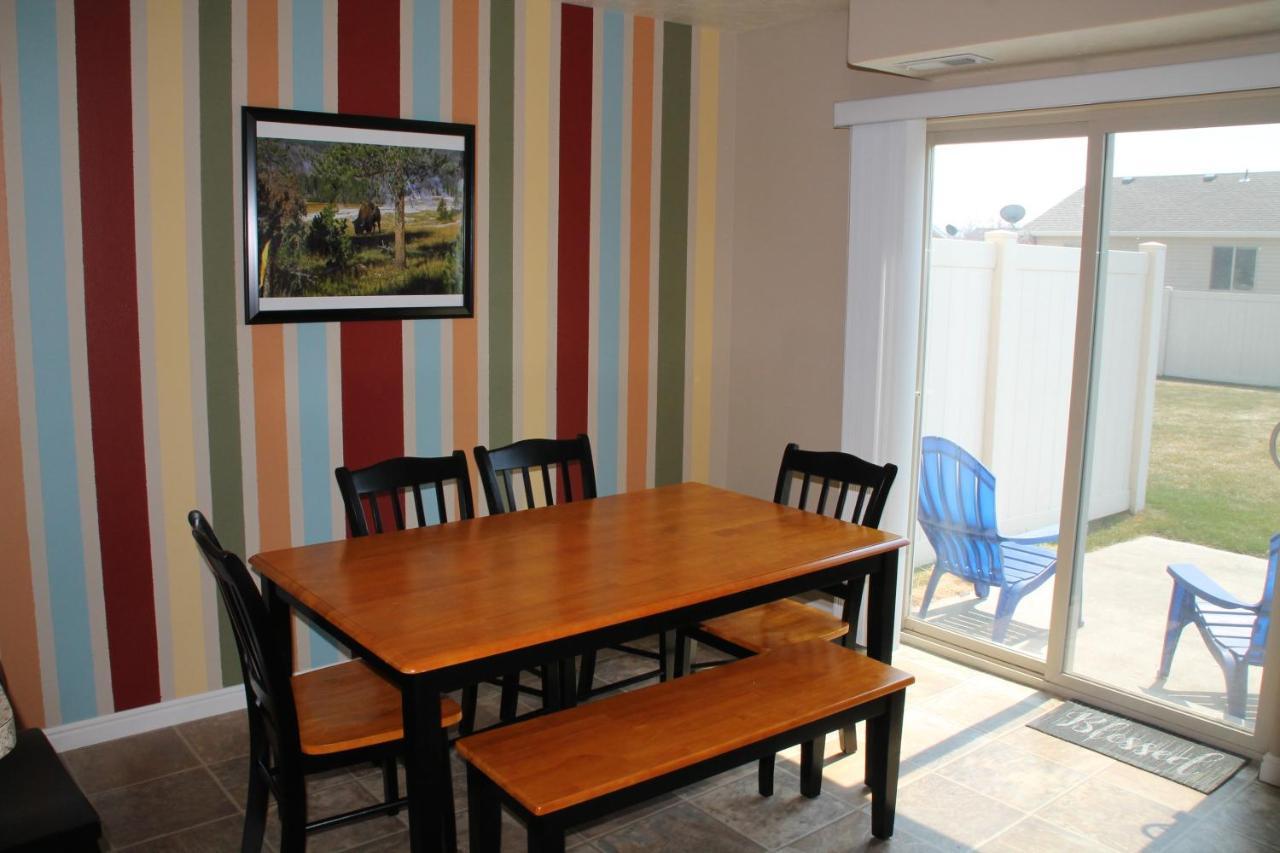3 Queen Beds, 1 Twin Bed, 2 Rooms, 1 And A Half Bath, Self Check-In, Flexcation Equipped 아이다호 팔스 외부 사진